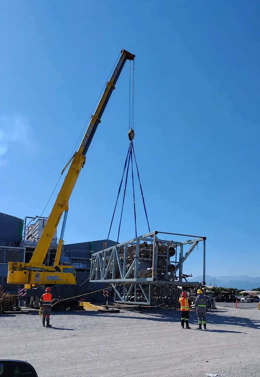 Montaje de estructuras con apoyo de izaje
