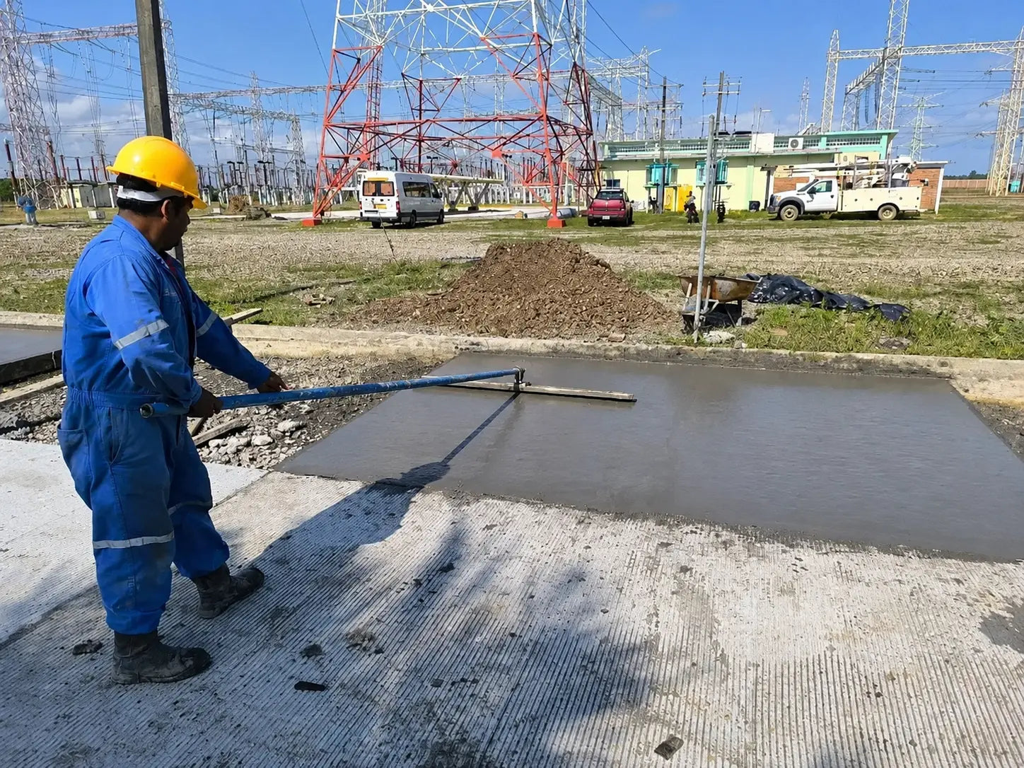 Personal de CSN ejecutando trabajos de obra civil