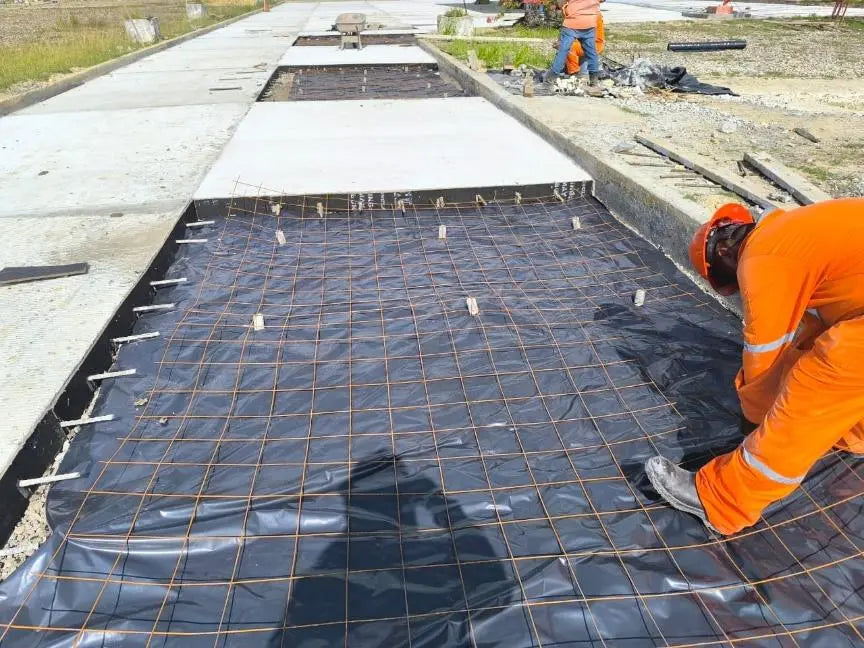 Personal de CSN realizando trabajos de obra civil