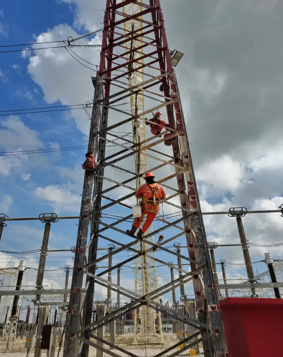 Mantenimiento de estructuras de subestación